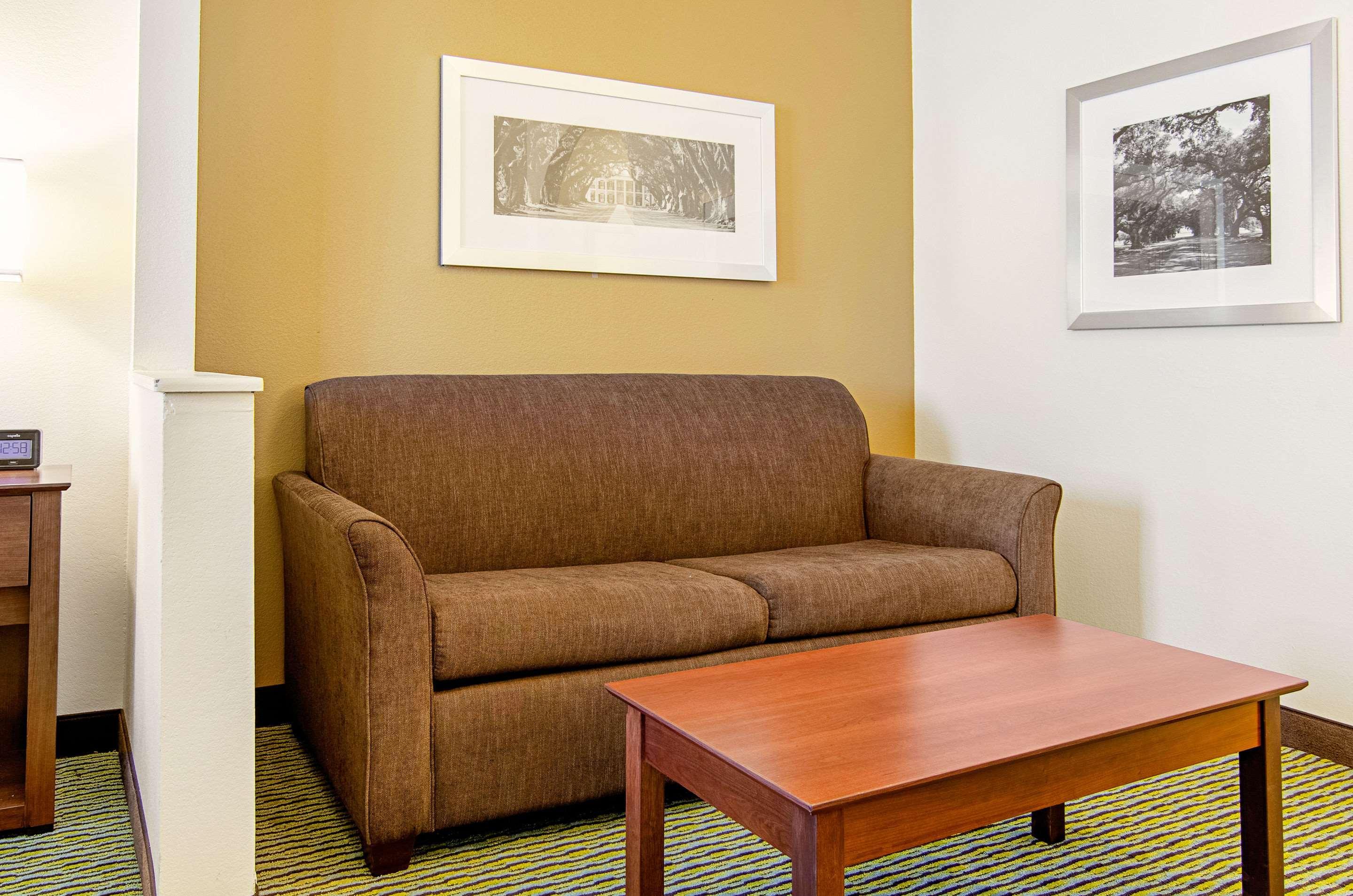 Quality Inn & Suites Near Tanger Outlet Mall Gonzales Eksteriør billede