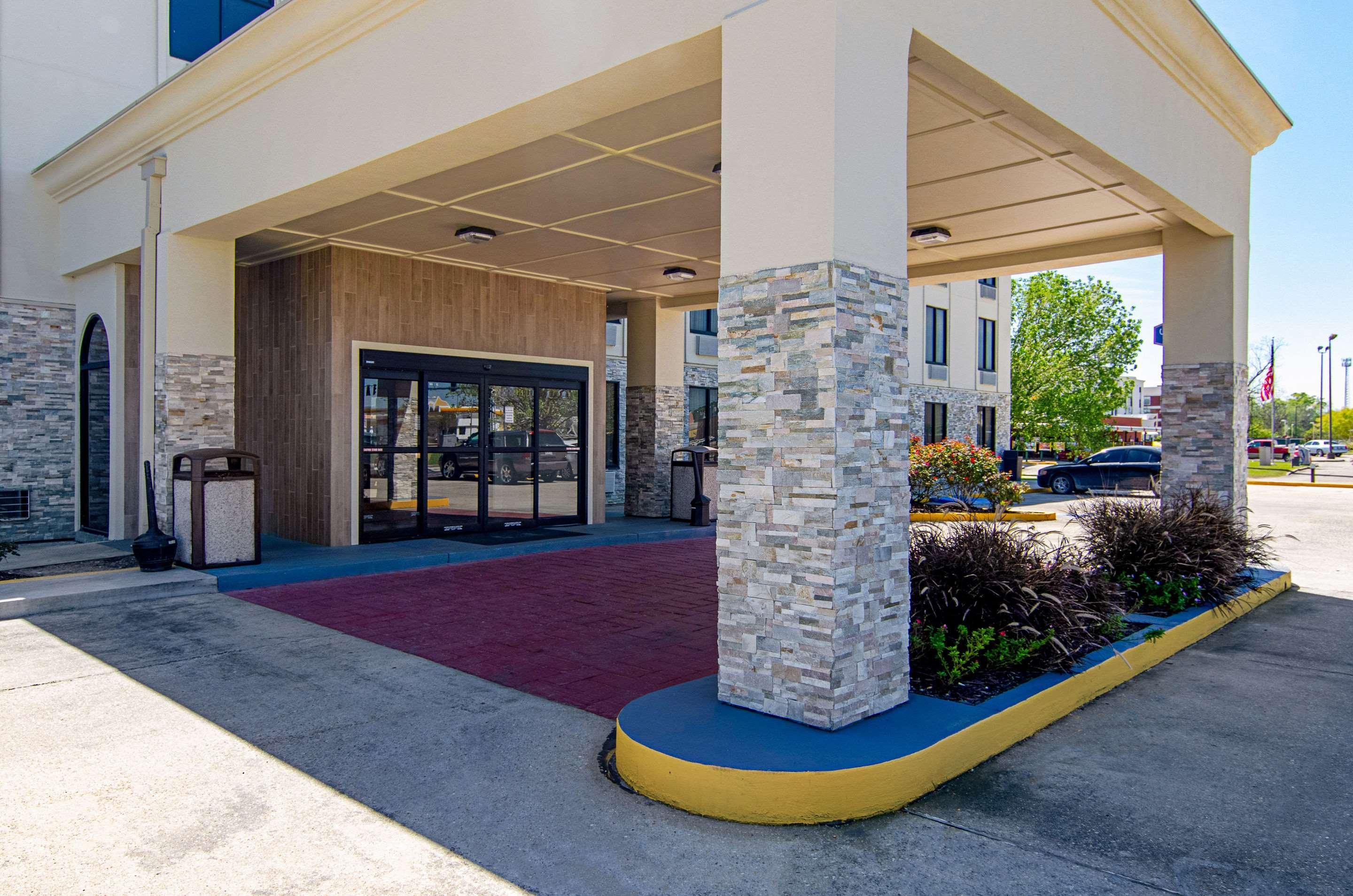 Quality Inn & Suites Near Tanger Outlet Mall Gonzales Eksteriør billede