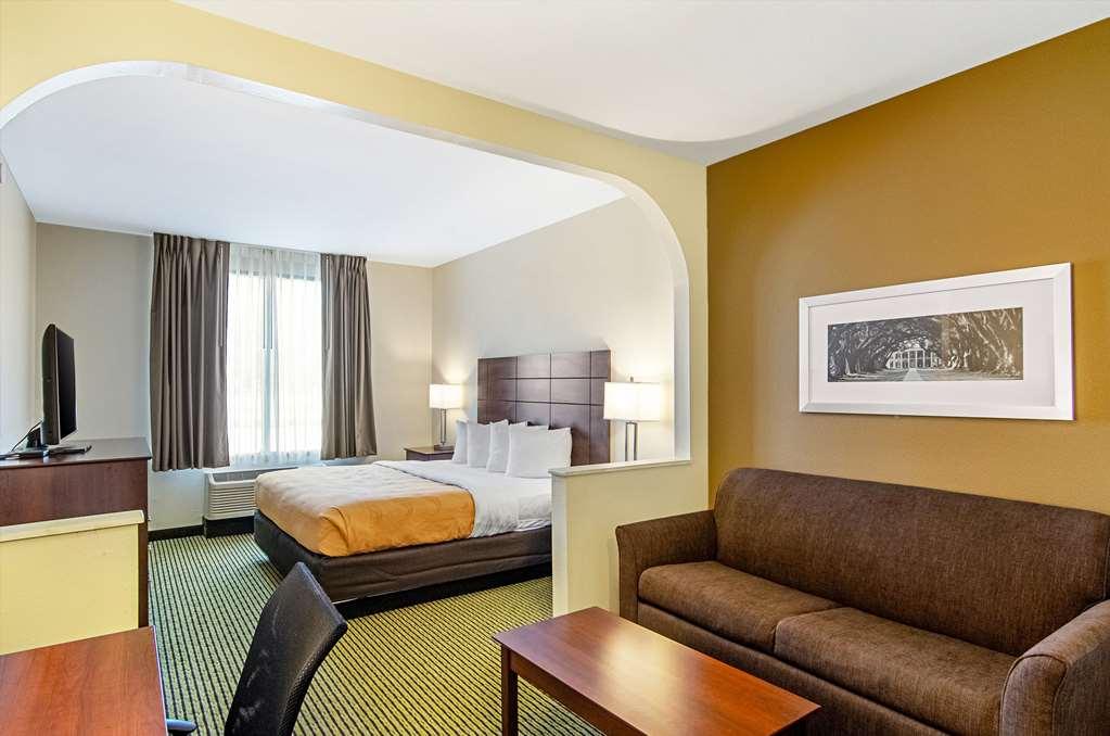 Quality Inn & Suites Near Tanger Outlet Mall Gonzales Værelse billede