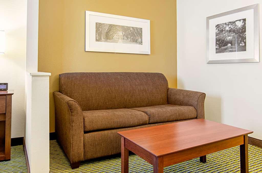Quality Inn & Suites Near Tanger Outlet Mall Gonzales Værelse billede